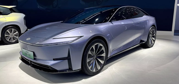 Toyota презентовала впечатляющий электрический седан