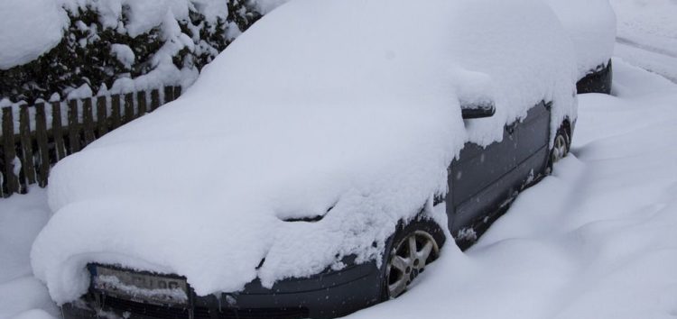 Очищення автомобіля від снігу: швидкі та ефективні методи
