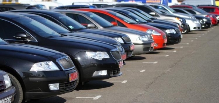 Який середній вік імпортованих автомобілів в Україні