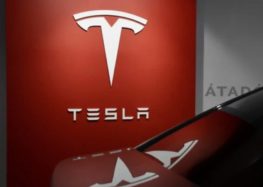 Tesla готова надати доступ до свого автопілоту іншим виробникам