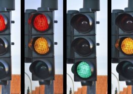 На улицах могут появиться светофоры с четырьмя сигнальными цветами