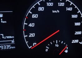 В Европе вводят ограничители скорости в новых авто