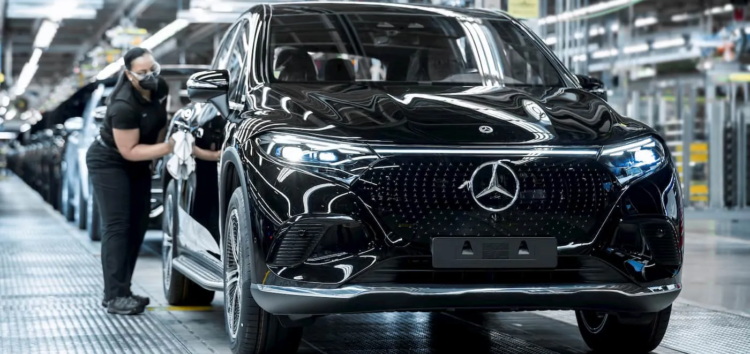 Mercedes-Benz та Stellantis зупиняють виробництво батарей в ЄС