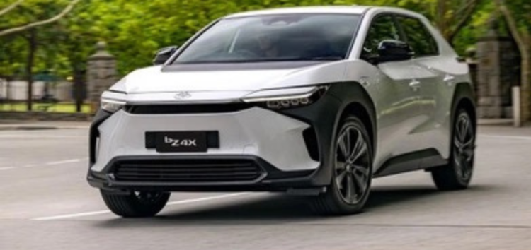 Toyota скорочує плани виробництва електромобілів