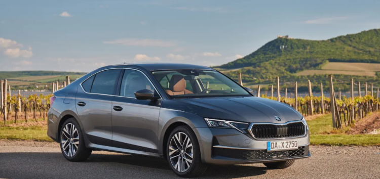 Skoda Octavia 2025: новый лифтбек с полным приводом и мощным турбодвигателем.