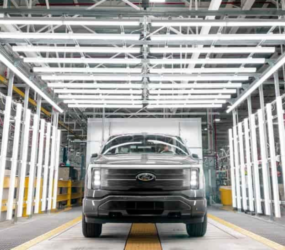 Jak Ford modernizuje stuletnią linię produkcyjną za 2 miliardy dolarów, aby produkować przystępne cenowo pojazdy elektryczne
