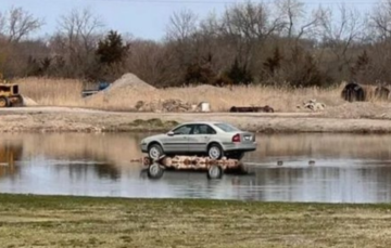 У США знайшли «загублений» Volvo, що стоїть у середині озера роками — історія дивної стоянки