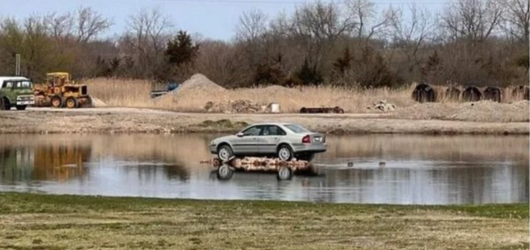 У США знайшли «загублений» Volvo, що стоїть у середині озера роками — історія дивної стоянки