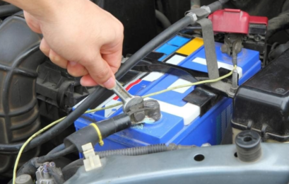 Rozładowana bateria w samochodzie – jak znaleźć przyczynę i uruchomić samochód nawet w mrozie