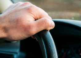 Одна рука на кермі — комфорт чи ризик, про який мовчать?