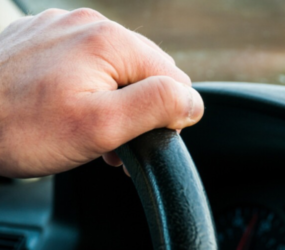 Jedna ręka na kierownicy — komfort czy ryzyko, o którym się nie mówi?