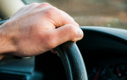 Jedna ręka na kierownicy — komfort czy ryzyko, o którym się nie mówi?