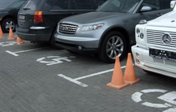 Українцям дозволять скаржитися на порушників паркування просто зі смартфона — нова функція в Дії