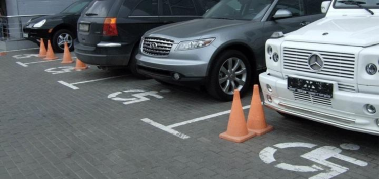 Українцям дозволять скаржитися на порушників паркування просто зі смартфона — нова функція в Дії