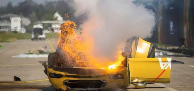 В Україні створили вогнетривку ковдру для гасіння палаючих авто