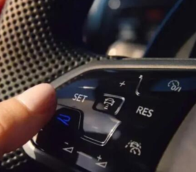 Великі дисплеї в салоні авто підвищують ризик аварій для водіїв