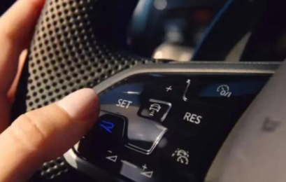 Великі дисплеї в салоні авто підвищують ризик аварій для водіїв