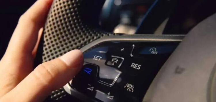 Великі дисплеї в салоні авто підвищують ризик аварій для водіїв