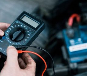 Чому взимку акумулятор швидко втрачає заряд і як довго його потрібно заряджати в дорозі