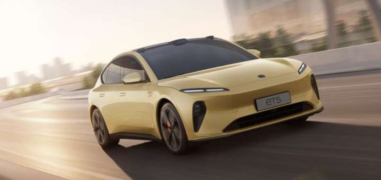 Електромобілі вперше обійшли бензинові авто за продажами в ЄС