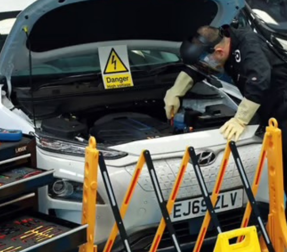 Чому ремонт електрокарів дешевшає, але не для власника