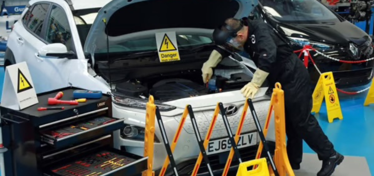 Чому ремонт електрокарів дешевшає, але не для власника