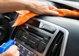 Які місця в салоні авто накопичують найбільше бруду та як їх швидко прибрати