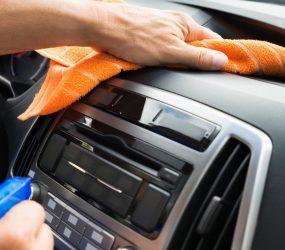 Які місця в салоні авто накопичують найбільше бруду та як їх швидко прибрати