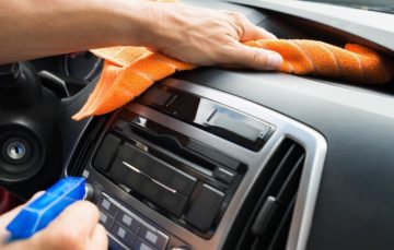 Які місця в салоні авто накопичують найбільше бруду та як їх швидко прибрати