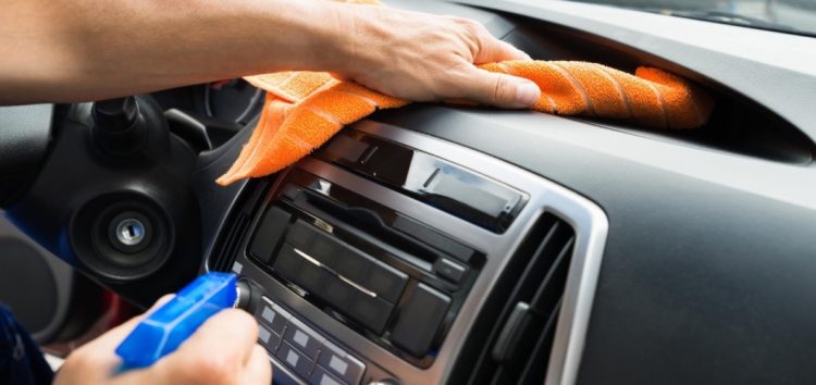 Які місця в салоні авто накопичують найбільше бруду та як їх швидко прибрати