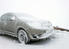 Чому не варто тиснути на газ на авто з АКПП коли ви застрягли взимку