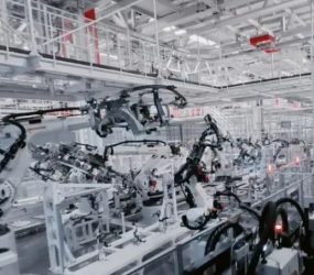 Xiaomi автоматизує складання електромобілів за допомогою роботів