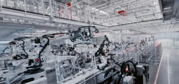 Xiaomi автоматизує складання електромобілів за допомогою роботів