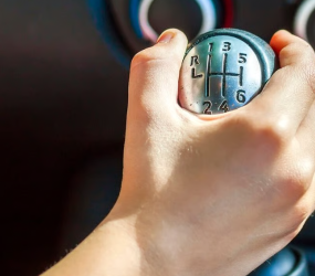 Скрегіт коробки передач – коли це критично