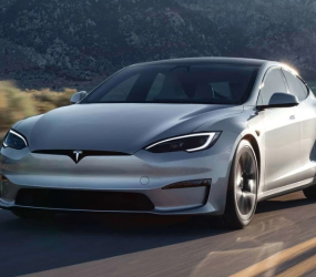 Tesla навчила електромобіль прилипати до дороги