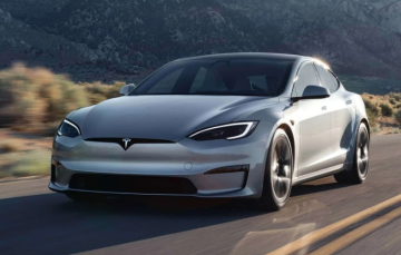 Tesla навчила електромобіль прилипати до дороги