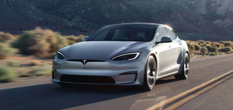Tesla навчила електромобіль прилипати до дороги