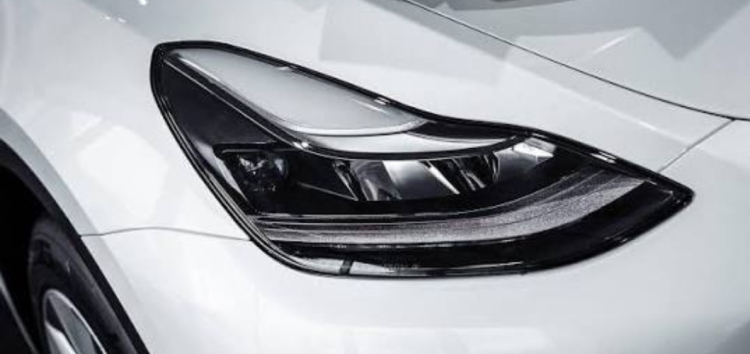 Фари Tesla тепер самі регулюються